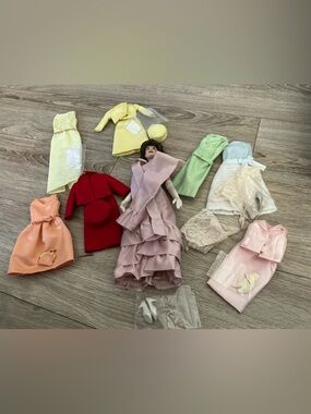 Franklin Mint Lot of 19 pieces Jackie Kennedy Doll & Outfits